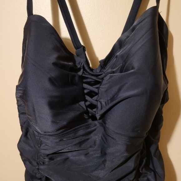 Torrid NWT swinsuit size 2/2X large. - Picture 5 of 9